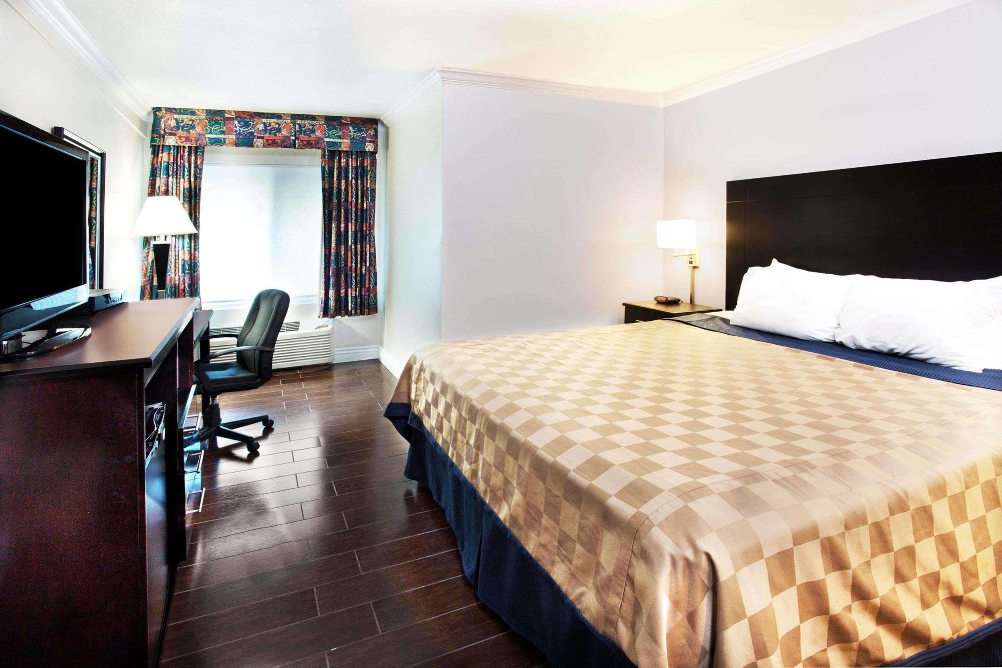 סאנסט ביץ' Travelodge By Wyndham Ocean Front מראה חיצוני תמונה
